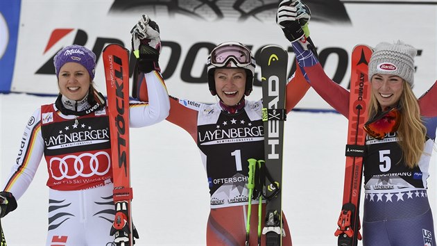 Ti nejlep eny z obrho slalomu v Ofterschwangu. Zleva druh Nmka Viktoria Rebensburgov, vtzn Norka Ragnhild Mowinckelov a tet Amerianka Mikaela Shiffrinov.