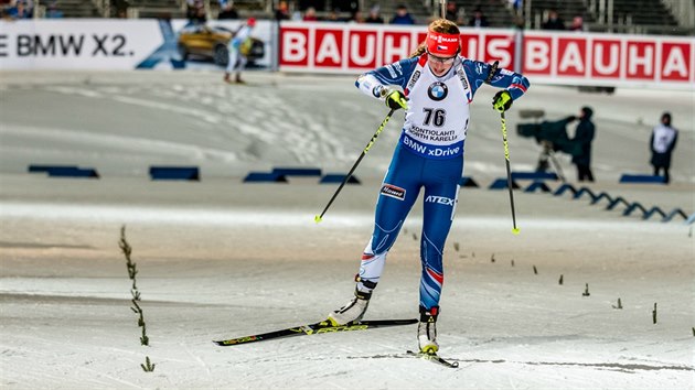 Česká biatlonistka Jessica Jislová projíždí cílem sprintu v Kontiolahti.