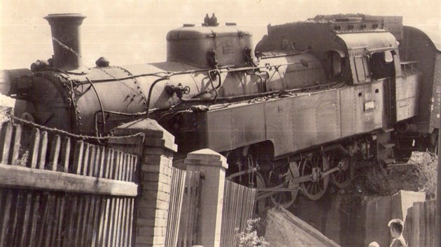 Dobové snímky pravděpodobně z roku 1961 ukazují, že v Radotíně už vlak jednou vykolejil na stejném místě.