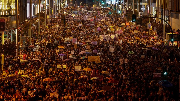 Jedna z největších demonstrací proti nerovným platům a proti násilí na ženách proběhla v hlavním městě Madridu. (8.3.2018)