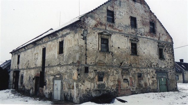 Pohled na zdevastovanou renesanční tvrz v Podolí na Šumpersku před zahájením rozsáhlých oprav