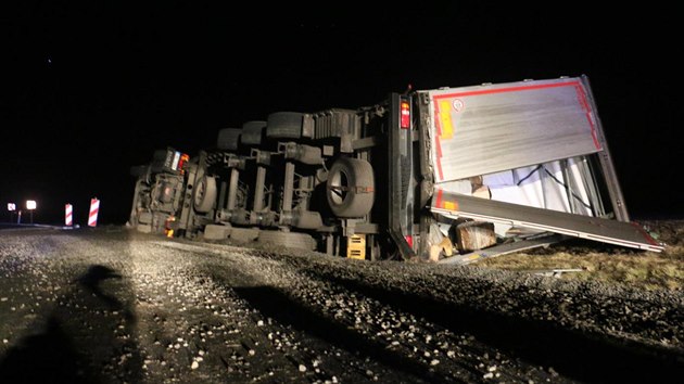 Na obchvatu Olomouce vyjel kamion naložený deskami ze silnice a převrátil se. Řidič jel zřejmě příliš rychle.