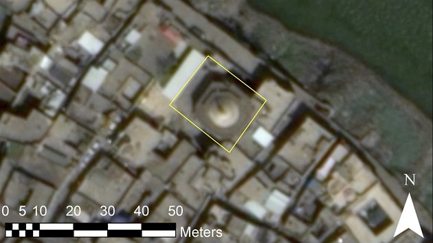 Satelitní snímky umožňují názorný pohled na následky války v iráckém Mosulu. Na snímku mešita Šajch al-Šatt a okolí 7. dubna 2017.