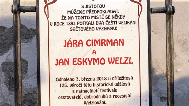 Pamtn deska, kter u hradebn brny v Zbehu na umpersku pipomn klov setkn polrnka Jana Eskymo Welzla s jednm z nejznmjch ech historie Jrou Cimrmanem.