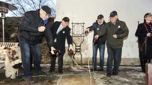 Odhalen pamtn desky, kter v Zbehu pipomn klov setkn polrnka Jana Eskymo Welzla s jednm z nejznmjch ech historie Jrou Cimrmanem, se zastnili i herci stejnojmennho divadla Zdenk Svrk a Boivoj Penc.