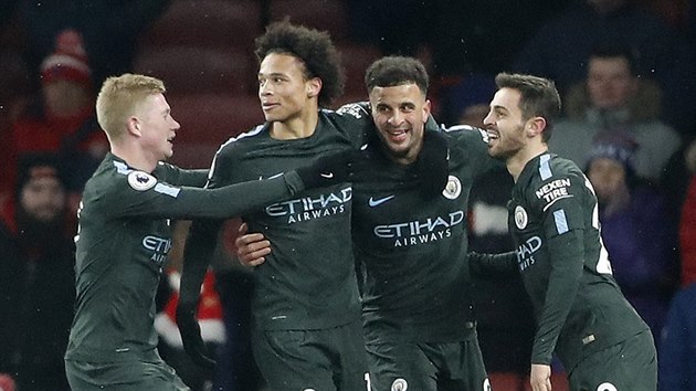 Leroy Sane (druh zleva) z Manchesteru City slav se spoluhri svj gl proti Arsenalu.