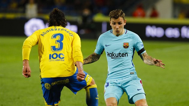 Lucas Digne (vpravo) z FC Barcelona brn Matiase Aguirregaraye z Las Palmas.
