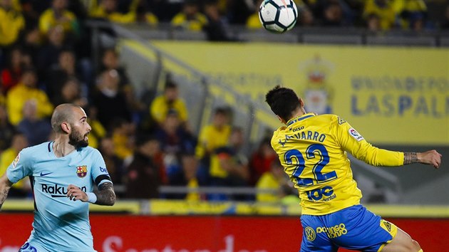 Aleix Vidal (v modrm) z FC Barcelona sleduje hlavikujcho Xima Navarra z Las Palmas.