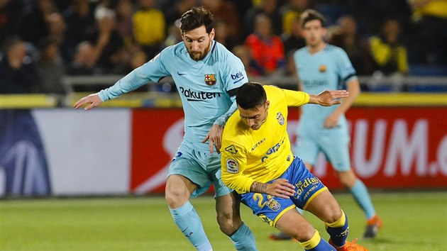 Lionel Messi (vlevo) z FC Barcelona v souboji s Ximem Navarrem z Las Palmas
