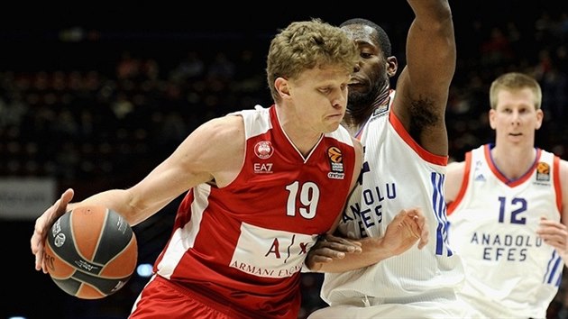 Mindaugas Kuzminskas (vlevo) z Mil�na se tla�� ke ko�i Anadolu kolem Bryanta Dunstona.