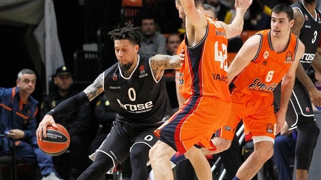 Daniel Hackett (vlevo) z Bambergu �to�� v z�pase s Valenci� kolem Aarona Doornekampa (42), sleduje je Alberto Abalde.