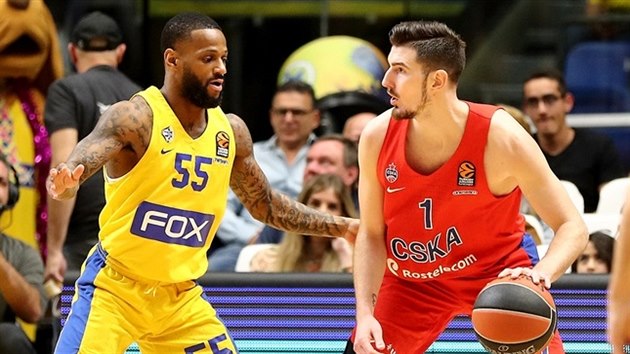 Nando De Colo (v �erven�m) z CSKA Moskva �to�� p�es Pierra Jacksona z Maccabi Tel Aviv.
