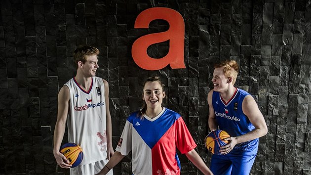 Daniel Kaer, Sra Krumpholcov a Vojtch Rudick (zleva) pedvdj reprezentan dresy pro basketbal 3x3.