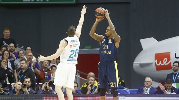 James Nunnally (vlevo) z Fenerbahce st��l� na ko� Realu Madrid p�es Jayceeho Carrolla.