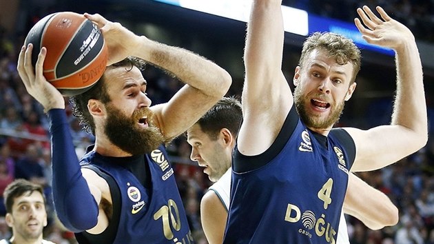 Gigi Datome z Fenerbahce m doskoil, jeho spoluhr Nicolo Melli dv ruce pry. Uprosted Felipe Reyes z Realu Madrid.