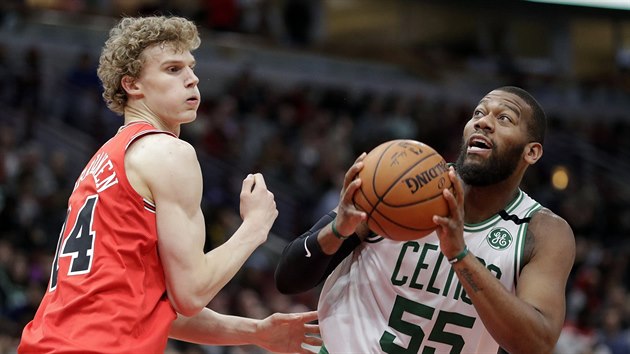 Greg Monroe (vpravo) z Bostonu to kolem Lauriho Markkanena z Chicaga.