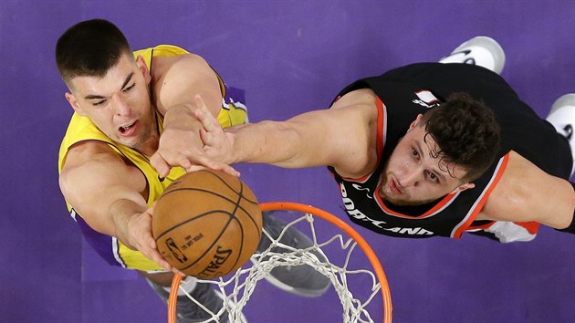 Ivica Zubac (vlevo) z LA Lakers a Jusuf Nurki z Portlandu v podkoovm souboji.