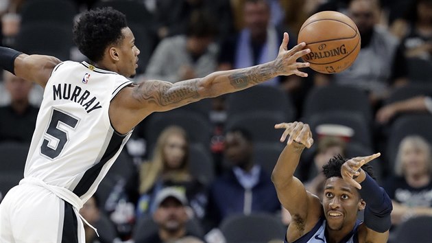 Dejounte Murray ze San Antonia vystihl pihrvku Kobiho Simmonse z Memphisu.