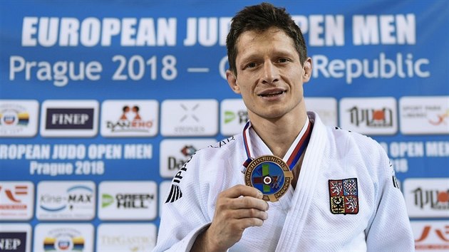 Hradeck judista Pavel Petikov pzuje s bronzovou medail, kterou zskal na  Evropskm pohru v Praze.