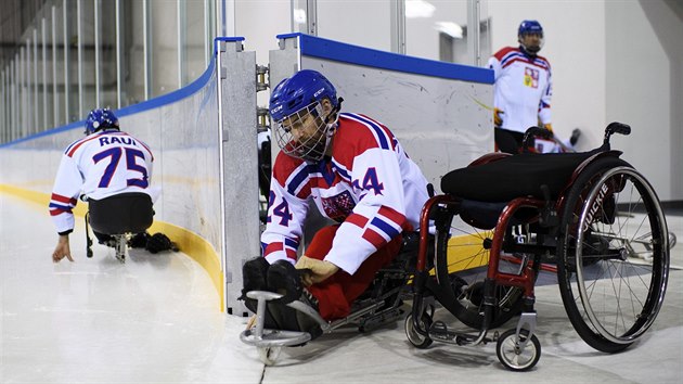 esk sledge hokejista Zdenk afrnek se chyst na trnink ped startem paralympijskho turnaje v Koreji.