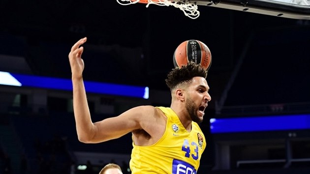 Jonah Bolden z Maccabi pistv po smei do koe Anadolu.