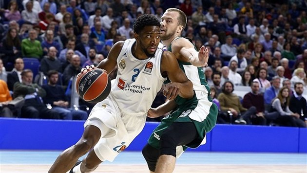 Chasson Randle (vlevo) z Realu Madrid obchází Lukase Lekavi�iuse z...