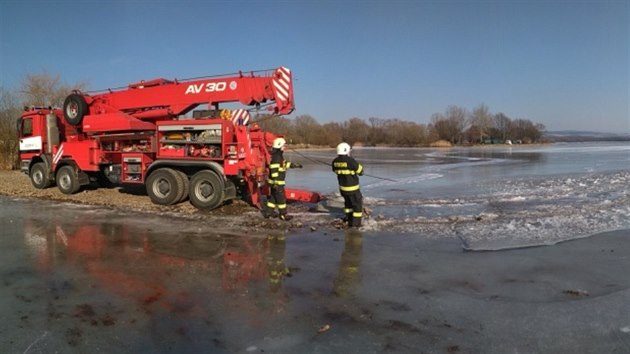 Bagr uvzl v bahn pi itn dna vodn ndre Rozko na Nchodsku (1.3.2018).
