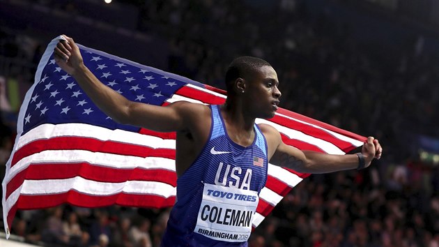 Amerian Christian Coleman se raduje s vlajkou po vhe zlata v zvod na 60 metr.