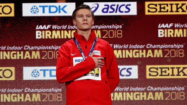 Český čtvrtkař Pavel Maslák poslouchá českou hymnu jako čerstvý halový světový šampion.