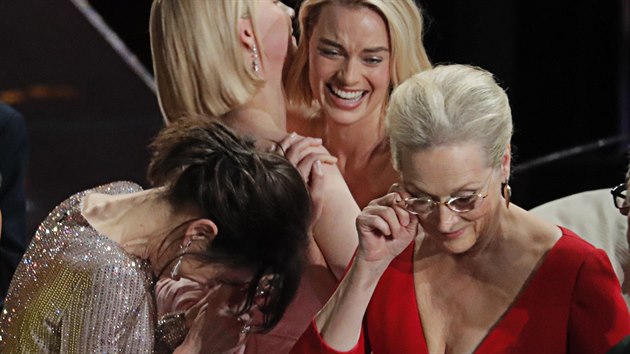 Ženské osazenstvo v čele s Meryl Streepovou reaguje na děkovnou řeč oceněné Frances McDormandové (5. března 2018).