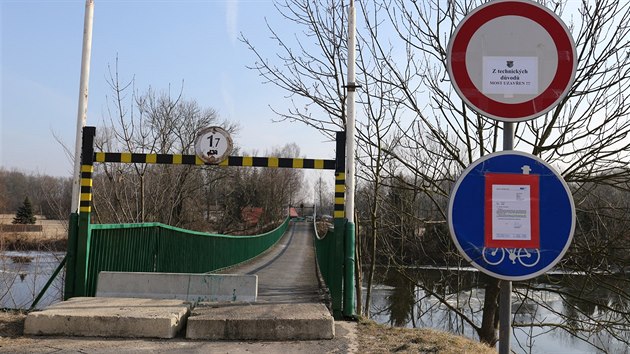 Uzavřený most v Radonicích.