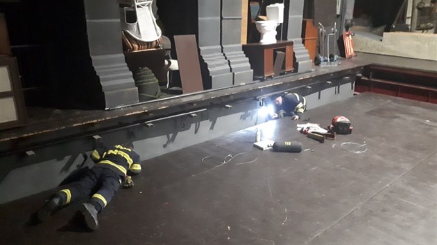 V Divadle J. K. Tyla v Plzni zavalilo pdium mue. Pomoc hydraulickch zvedk ho museli vyprostit hasii.