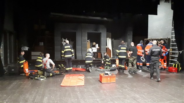 V Divadle J. K. Tyla v Plzni zavalilo pdium mue. Pomoc hydraulickch zvedk ho museli vyprostit hasii.