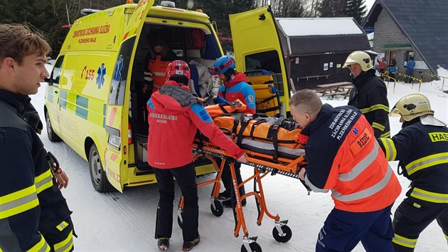 Dvanctilet chlapec se zranil na lych. S razem hlavy byl pevezen do nemocnice.