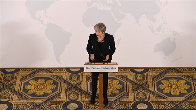 Britská premiérka Theresa Mayová představuje svou vizi brexitu. (2. března 2018)