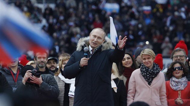 Vladimir Putin bhem sv ei na pedvolebnm mtinku v Lunikch (3. bezna 2018).