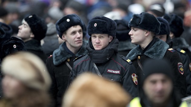 Hl�dka policist� b�hem p�edvolebn�ho m�tinku v Lu�nik�ch (3. b�ezna 2018).