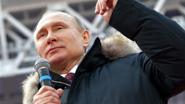 Vladimir Putin bhem sv ei na pedvolebnm mtinku v Lunikch (3. bezna 2018).