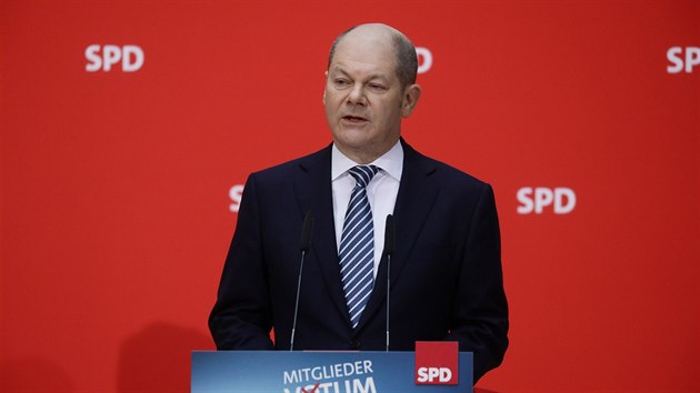 Olaf Scholz oznamuje výsledky vnitrostranického referenda. (4. března 2018).