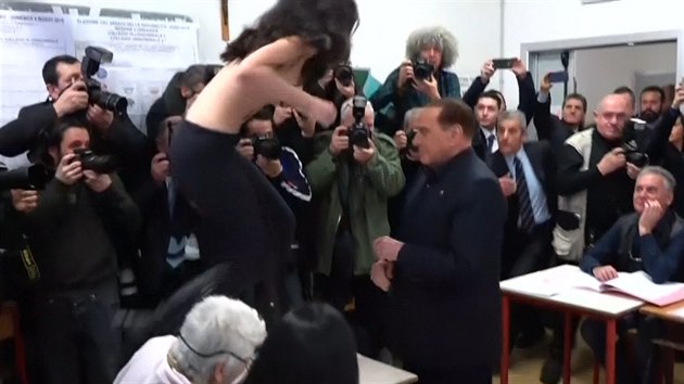 Tvj as vyprel! kiela aktivistka Femen na Berlusconiho.