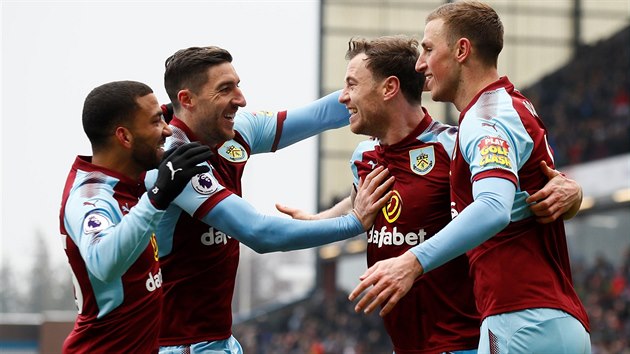 Fotbalist Burnley se raduj z glu v utkn anglick ligy proti Evertonu.