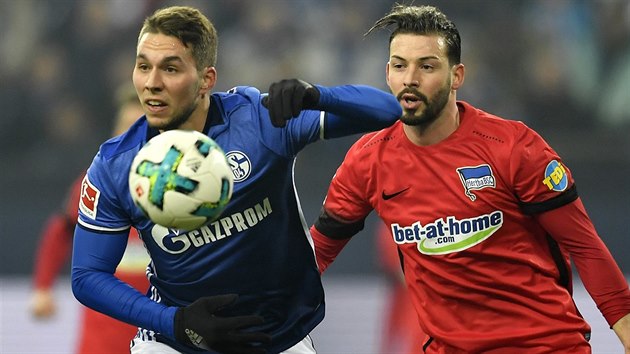 Marko Pjaca ze Schalke 04 a zlonk Herty Berln Marvin Plattenhard v souboji o m.