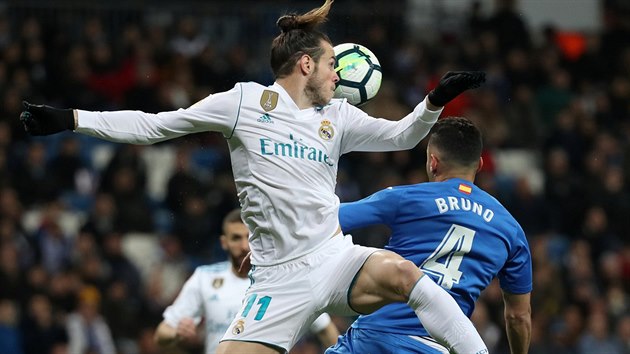 Gareth Bale z Realu Madrid byl v hlavikovm souboji s Brunem, obrncem Getafe, spnj.