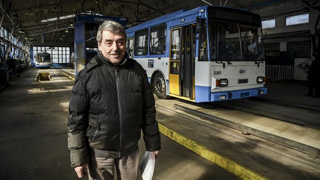 Vedouc opravrensk dlny Kamil Brta stoj ped trolejbusem typu 15Tr, kter v Ostrav po 18 letech kon.