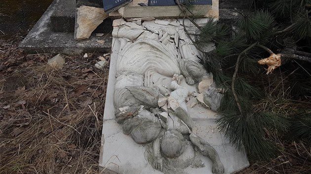 Poničený památník, který je věnován obětem válek.
