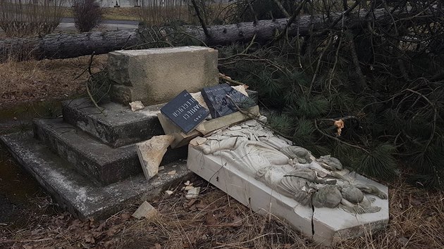 Poničený památník, který je věnován obětem válek.