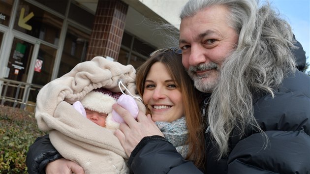 Daniel Hůlka s manželkou Barborou a jejich dcerou Rozárkou při odchodu z porodnice (4. března 2018)