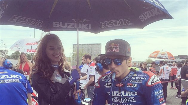 Lucie Kovandov coby umbrella girl a panlsk zvodnk Maverick Vinales