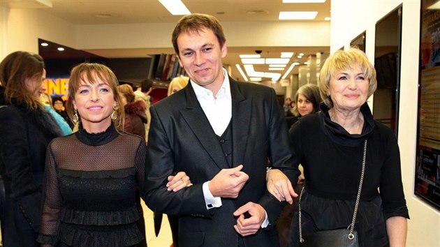 Tatiana Vilhelmová, Jiří Vejdělek a Eliška Balzerová na premiéře filmu Tátova volha (7. března 2018)
