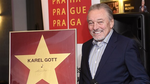 Karel Gott se svou hvězdou na Chodníku slávy ve foyer Hudebního divadla Karlín (Praha, 8. března 2018)